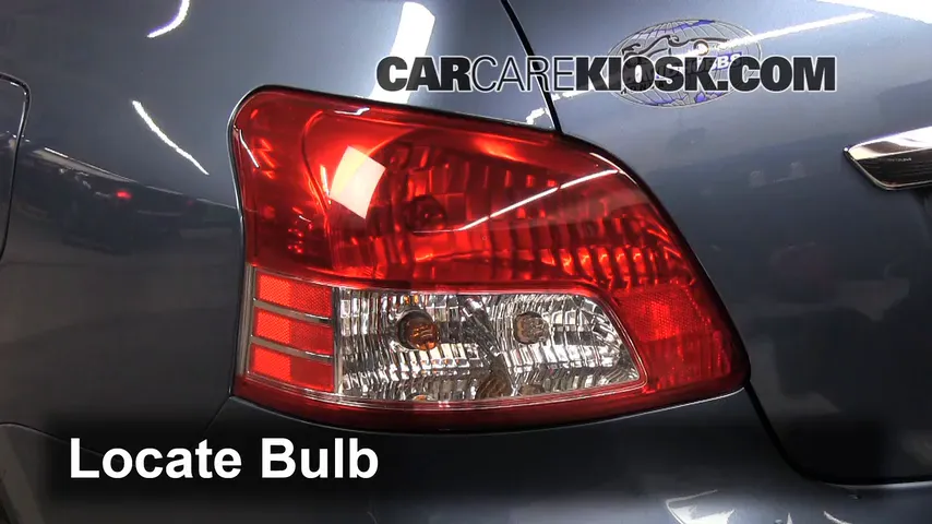 2011 Toyota Yaris 1.5L 4 Cyl. Sedan Éclairage Feu clignotant arrière (remplacer l'ampoule)
